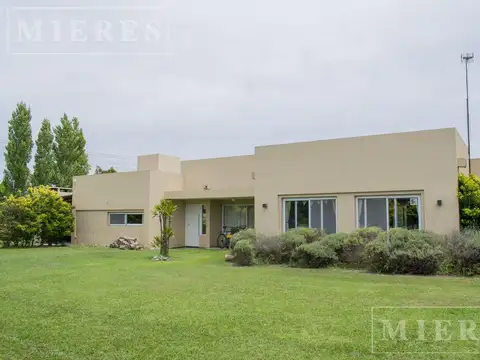 Lindisima casa en venta con vista al lago en Chacras de la Cruz