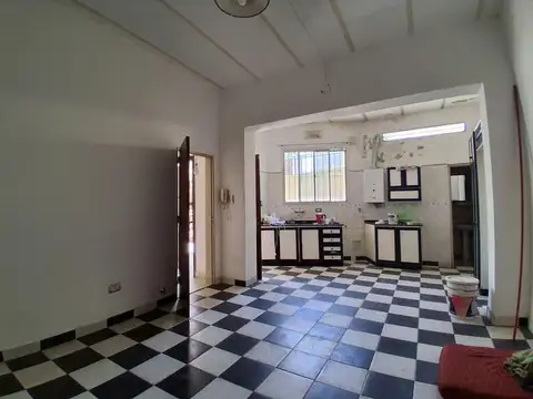 Casa de Pasillo único con 2 dormitorios y patio