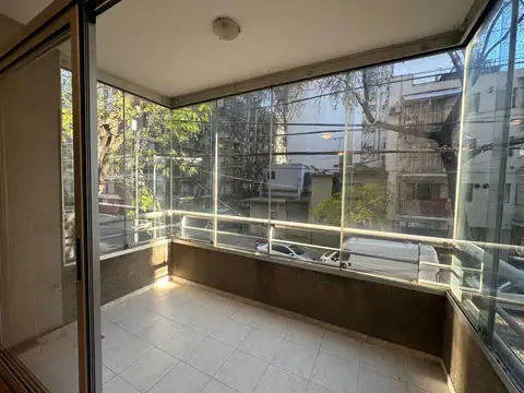 3 ambientes al frente , totalmente externo, con balcon,  gran patio
