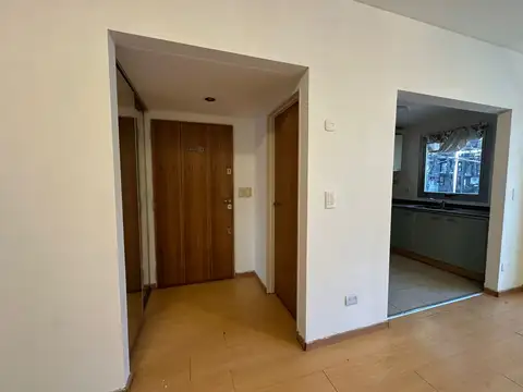 3 ambientes al frente , totalmente externo, con balcon,  gran patio