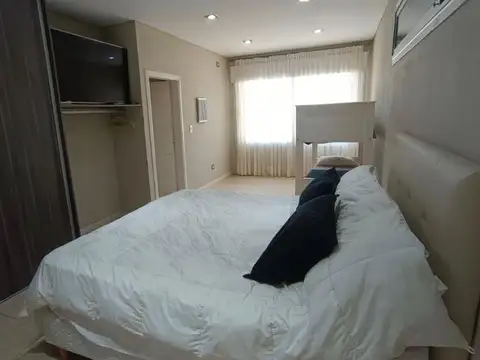 Casa en Alquiler con 7 cocheras