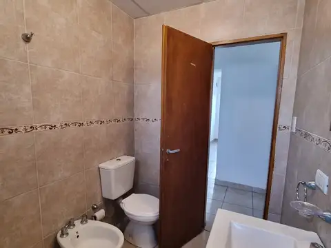 Departamento en alquiler en Centro (Campana) De un dormitorio, living/comedor y cocina todo  ingerado. AACC. Baulera, Cochera. Espacios en comun parrilla.n