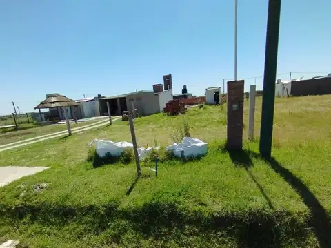 Terreno con pileta y cuarto de guardado