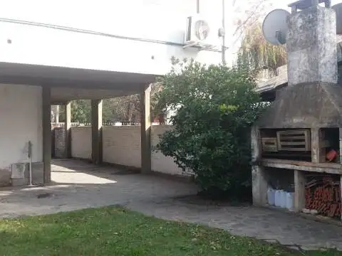 Casa en Venta con 3 cocheras