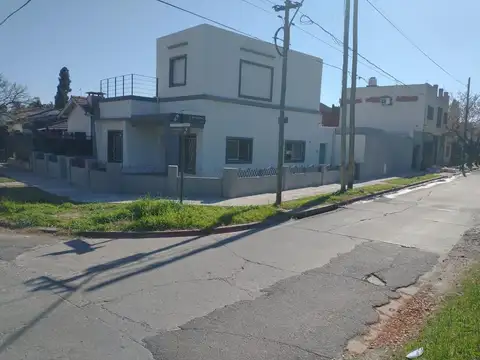 EXCELENTE CASA CON PATIO, TERRAZA Y COCHERA. ESCUCHA OFERTA.