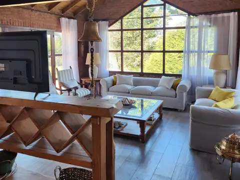 Casa 9 ambientes con 5 baños