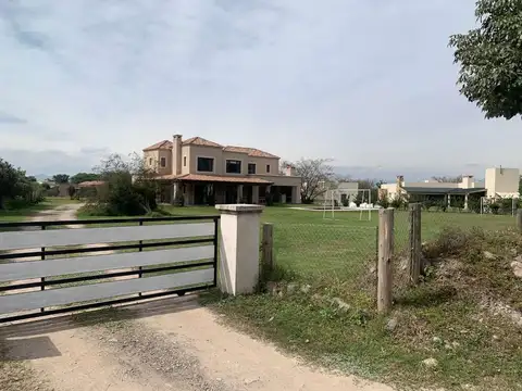 VENTA CASA CHACRAS DE SAN LORENZO CHICO CON PILETA