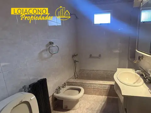 Casa en Alquiler con 2 cocheras