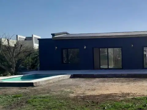 Venta o alquiler Casa de estilo unico en Medal Pilar -