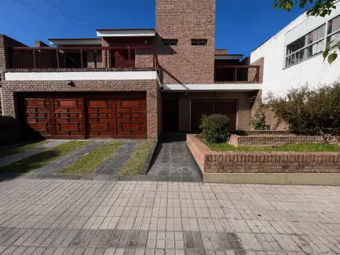¡Venta! Hermosa Casa en Urca - 3 dormitorios ¡Apta Crédito!