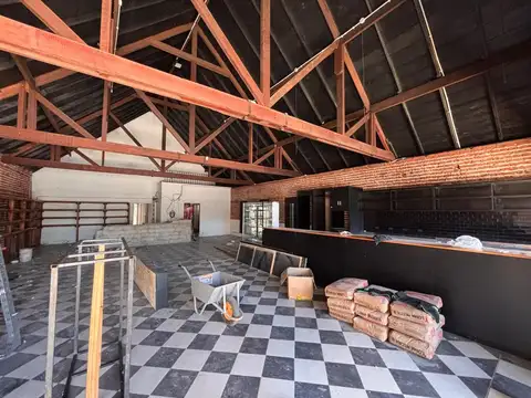 VENTA IMPORTANTE LOCAL CON PATIO SOBRE AVENIDA CONSTITUCION