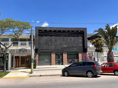 VENTA IMPORTANTE LOCAL CON PATIO SOBRE AVENIDA CONSTITUCION