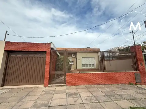 APTO CRÉDITO - Casa en venta de 3 ambientes con cochera y jardín - Villa Ballester