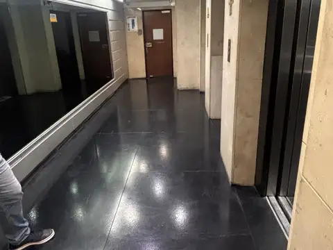 Venta oficina de 230 m2 con cochera en Microcentro