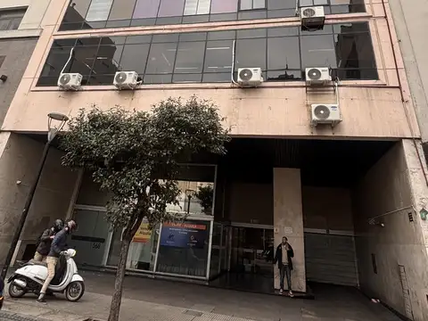 Venta oficina de 230 m2 con cochera en Microcentro