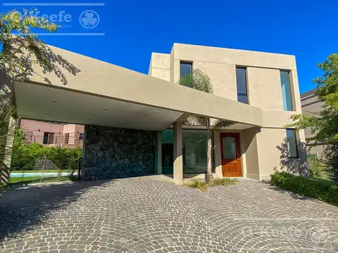 Casa en venta a estrenar con piscina en Fincas de Hudson Berazategui