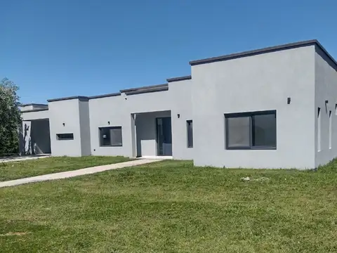 HERMOSA  CASA NUEVA DE CAMPO EN BARRIO SANTA IRENE