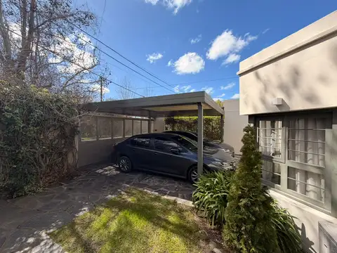 Casa de 4 dormitorios con patio y cocheras en alquiler en City Bell sobre Calle 14 [Cod: 161-1725]