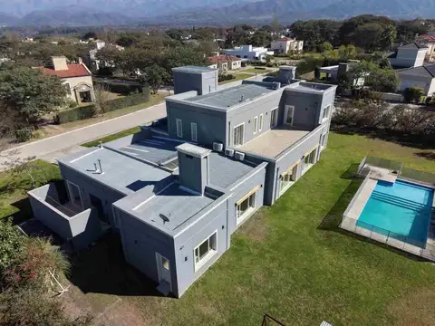 Casa 7 ambientes con 4 baños