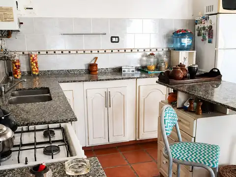 CASA  DE 3 DORMITORIOS CON GRAN PATIO  Y QUINCHO