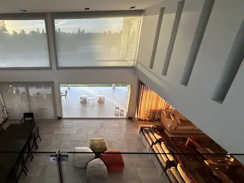 Casa 5 ambientes con 4 baños