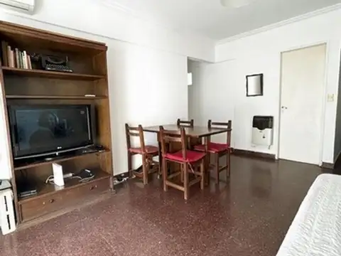 Romulo Naon 2700, Piso 5