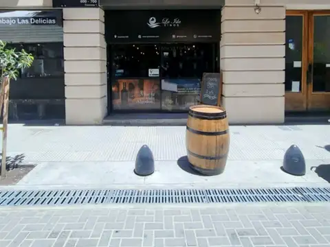 Suipacha al 600 entre Tucumán y Viamonte, San Nicolás, Microcentro. Local comercial. Apto todo destino. 2 plantas (local en PB y sótano depósito). 92 m2 totales y cubiertos (PB 60 m2, sótano 32 m2). 1 baño. Muy luminoso. Vidriera al frente a la calle