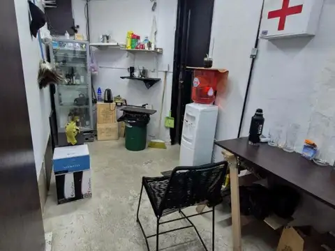 Suipacha al 600 entre Tucumán y Viamonte, San Nicolás, Microcentro. Local comercial. Apto todo destino. 2 plantas (local en PB y sótano depósito). 92 m2 totales y cubiertos (PB 60 m2, sótano 32 m2). 1 baño. Muy luminoso. Vidriera al frente a la calle