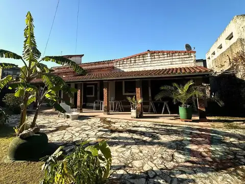 Venta Casa De 3 Ambientes - Local - Garage - Fondo Parquizado Lomas Del Mirador