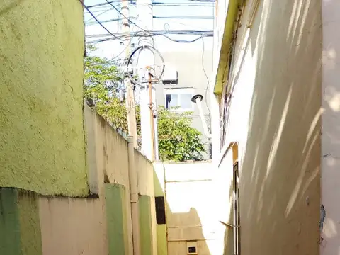 CASA CON LOCAL  