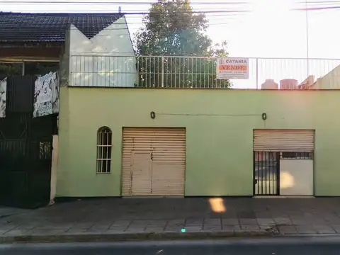 CASA CON LOCAL  