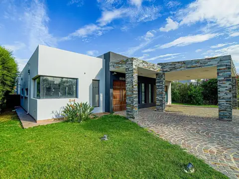 Venta Casa 4 ambientes con pileta en barrio cerrado Santa Rita en San Vicente
