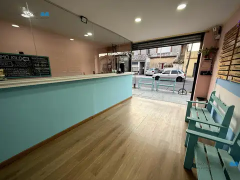 Local en venta de 51 metros cuadrados con dos baños en calle América al 1700 en Villa Luzuriaga
