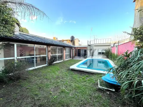 VENTA CASA 4 AMBIENTES CON PILETA Y JARDIN APTA CREDITO MORON