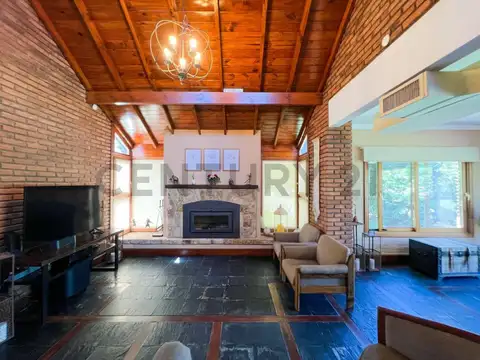 Casa en Venta con 2 cocheras