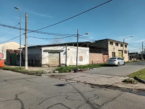 Venta en block de 2 galpones y casa a reciclar en Plátanos.