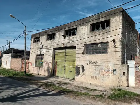 Venta en block de 2 galpones y casa a reciclar en Plátanos.
