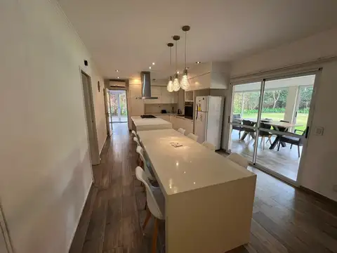 Casa de 6 ambientes con pileta en venta