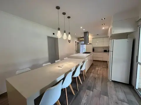 Casa de 6 ambientes con pileta en venta