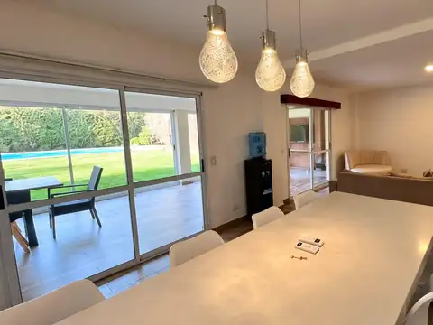 Casa en Venta con 3 cocheras