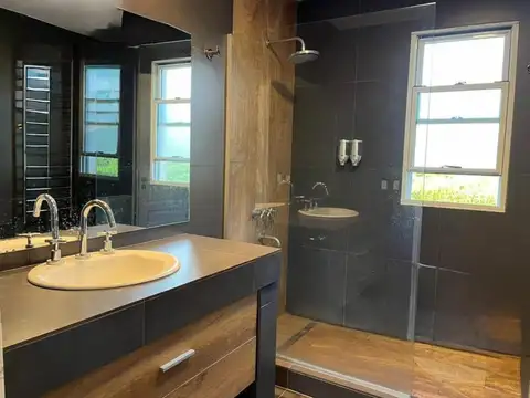 Casa de 6 ambientes con pileta en venta
