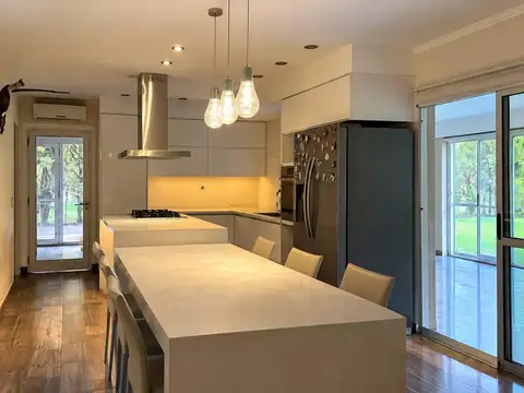 Casa 6 ambientes con 4 baños