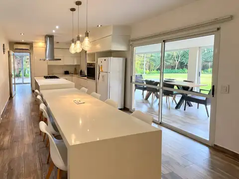 Casa de 6 ambientes con pileta en venta