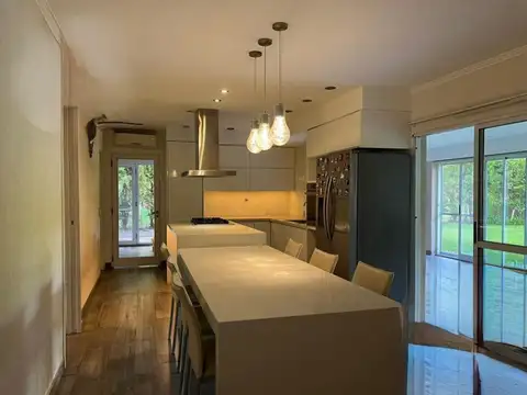 Casa en Venta con 3 cocheras