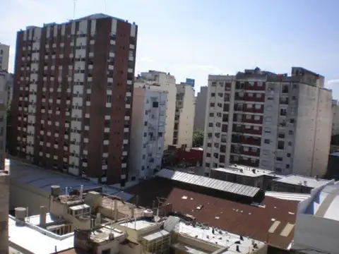 DUEÑO VENDE DUEÑO Almagro - C/Frente - Balcón - Vista abierta Muy Luminoso – Amplio - Parquet