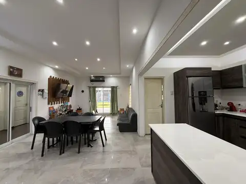 Casa de 4 amb. con gran quincho a la venta en Virrey del Pino - La Matanza