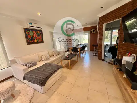 Casa 4 ambientes con 2 baños