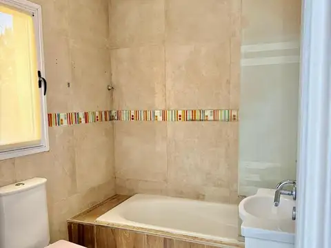 Casa 5 ambientes con 4 baños