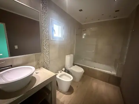 Casa en Alquiler con 4 cocheras