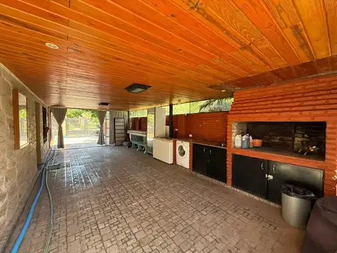 Casa en Alquiler con 3 cocheras